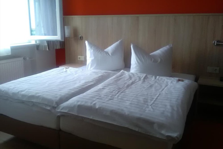 Room 8 of 31