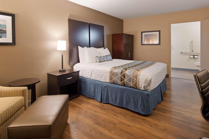 1 Queen Bed High Speed Internet Accessible Coffee Maker, Hairdryer Iron and Ironing Board Continental Breakfast (10 of 13)