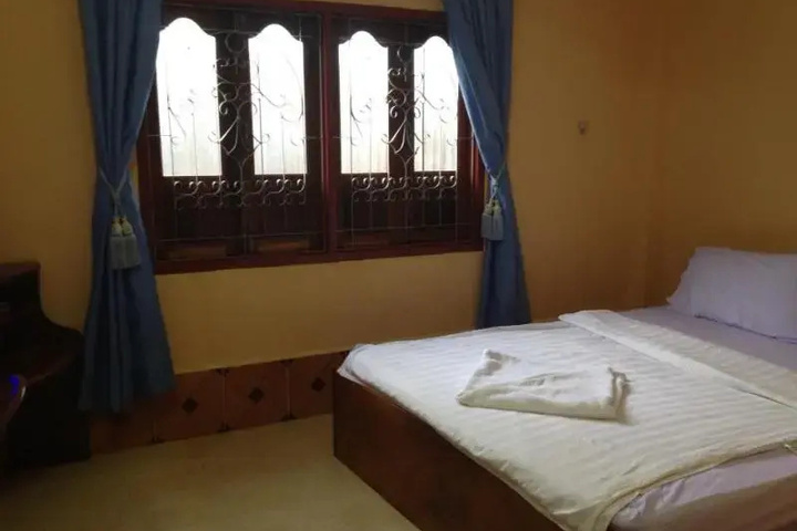 Room 5 of 10