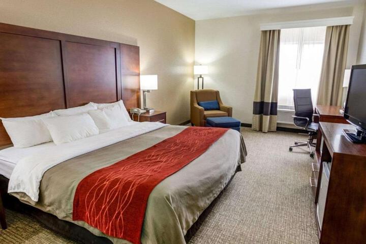 1 King Bed (2 of 6)