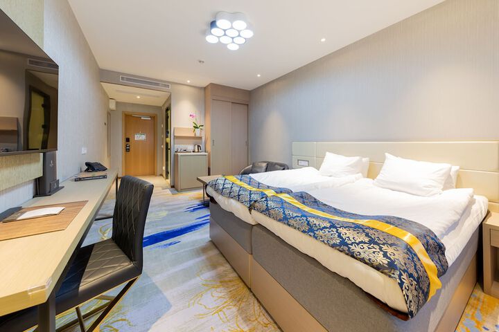 Room 13 of 27