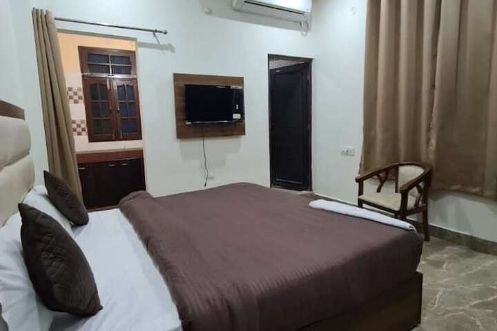Room 5 of 19