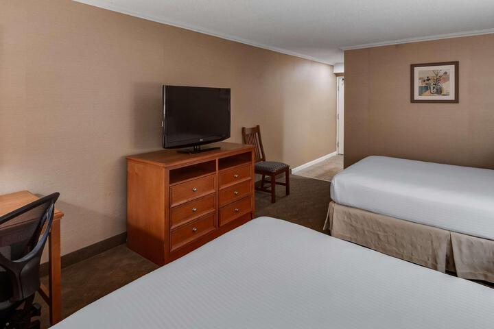 2 Queen Beds High Speed Internet Accessible Coffee Maker, Hairdryer Iron and Ironing Boa (4 of 17)