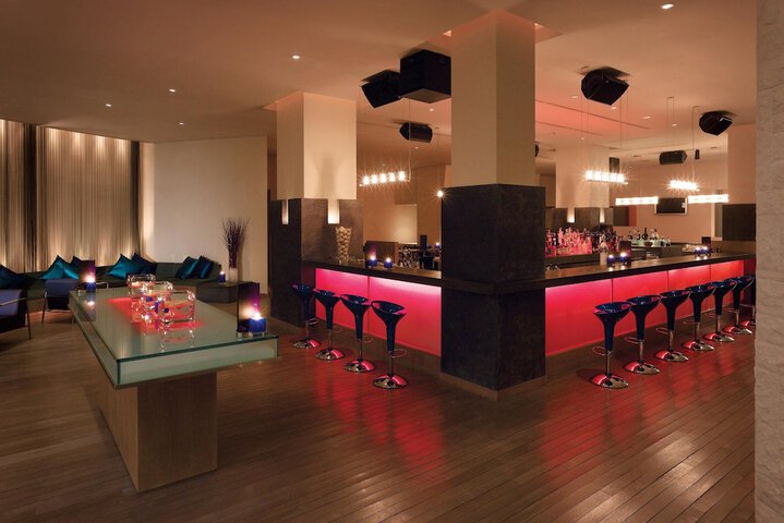 Lounge 81 of 87
