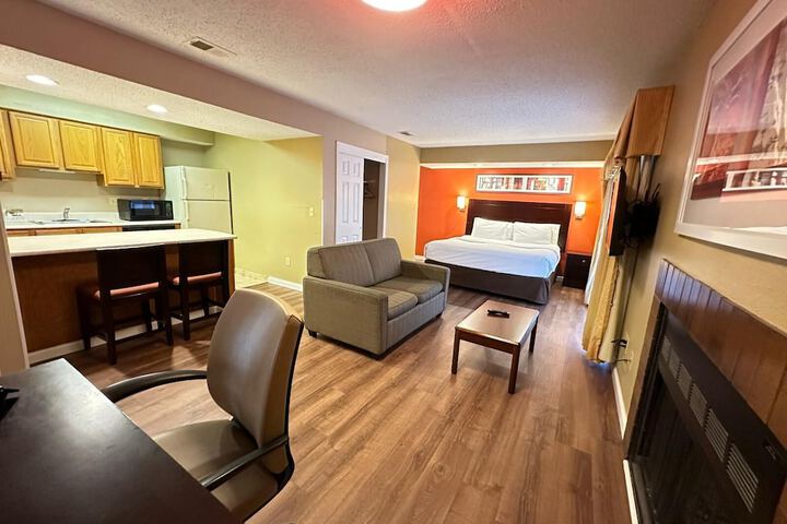 1 Queen Bed Studio Accessible Suite (2 of 44)
