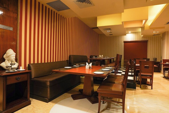 Dining 33 of 52