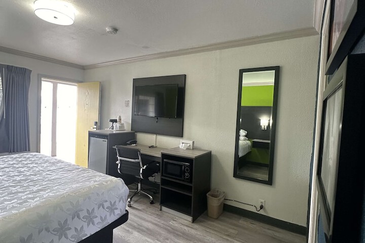 Room 17 of 34