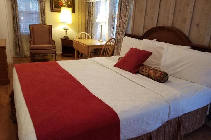 1 Queen Bed (5 of 10)
