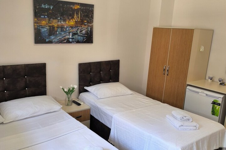 Room 4 of 63