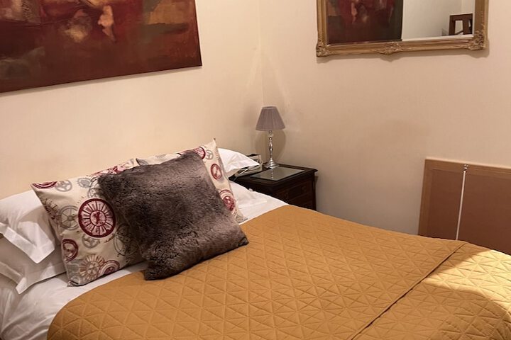 Room 6 of 18