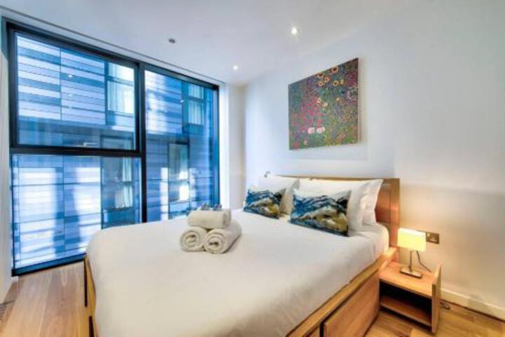 Image of Iconic Quartermile Apart