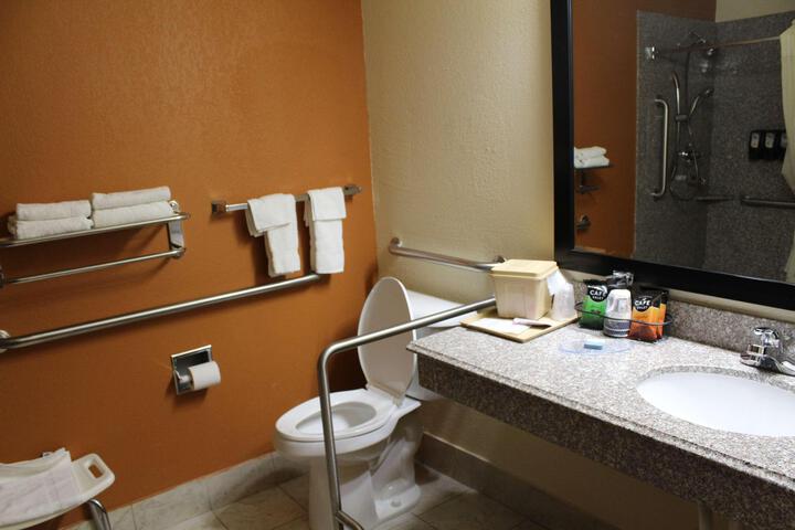 1 King Bed High Speed Internet Accessible Microwave and Refrigerator Work Desk Full Breakfast (3 of 14)