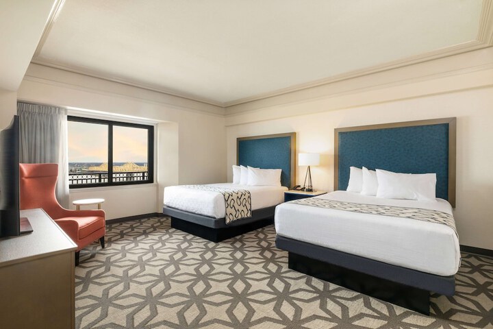 Executive Suite King Bed Accessible (22 of 22)