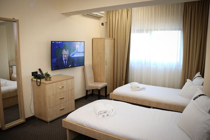 Room 28 of 79