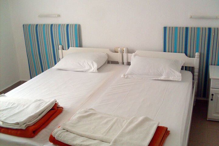 Room 8 of 100
