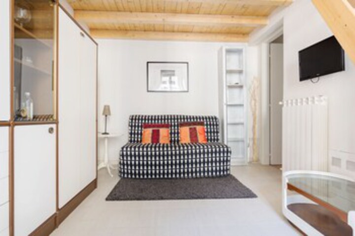 Room 6 of 11