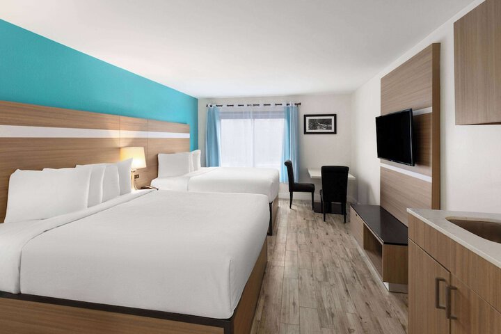 2 Queen Beds (2 of 10)