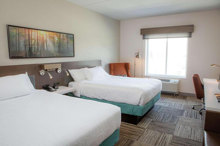 2 Queen Beds (7 of 9)