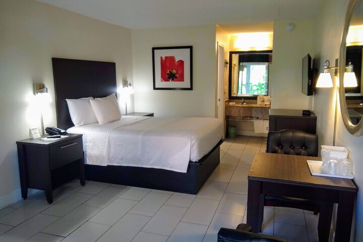 1 Queen Bed (2 of 11)