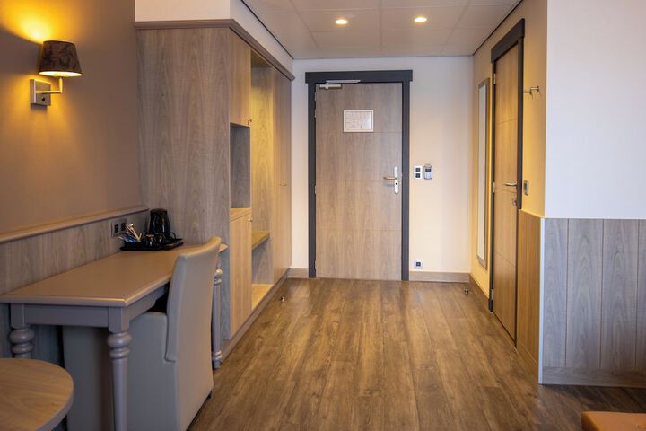Room 3 of 32