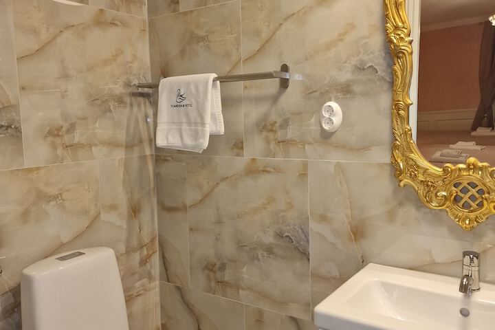 Room 121 of 148