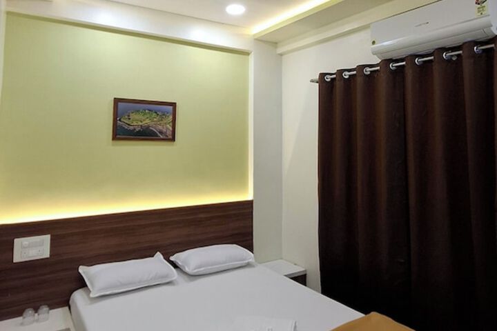 Room 6 of 12