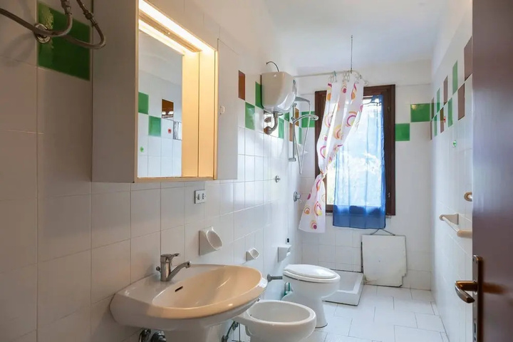 Room 9 of 19