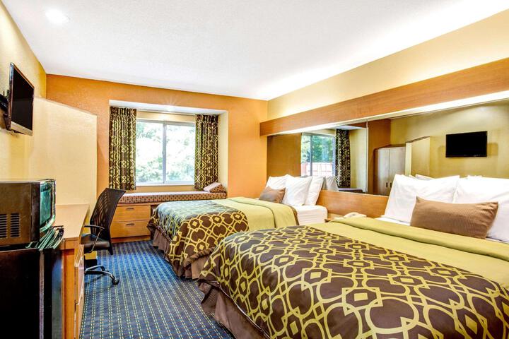 1 Queen Bed Hearing Accessible Room (11 of 13)