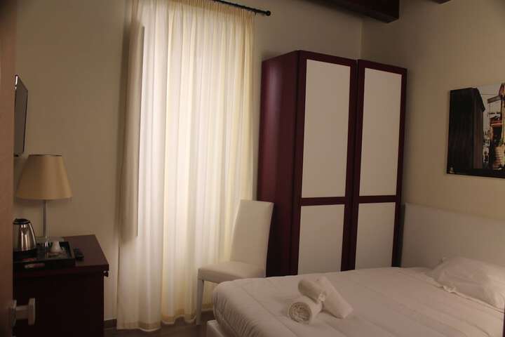 Room 7 of 48