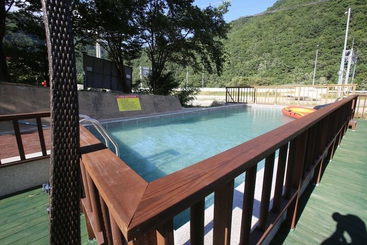 Pool 21 of 33