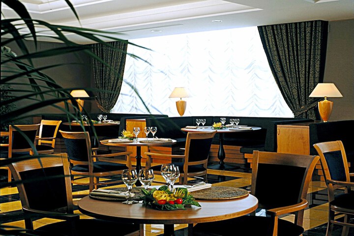 Lounge 63 of 81