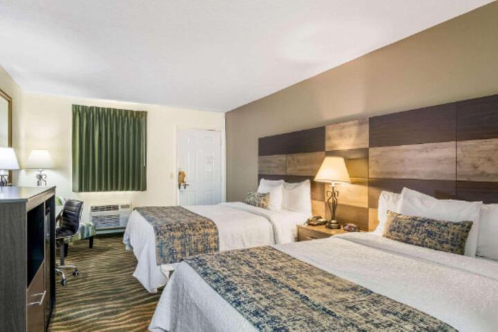 2 Double Beds (3 of 8)