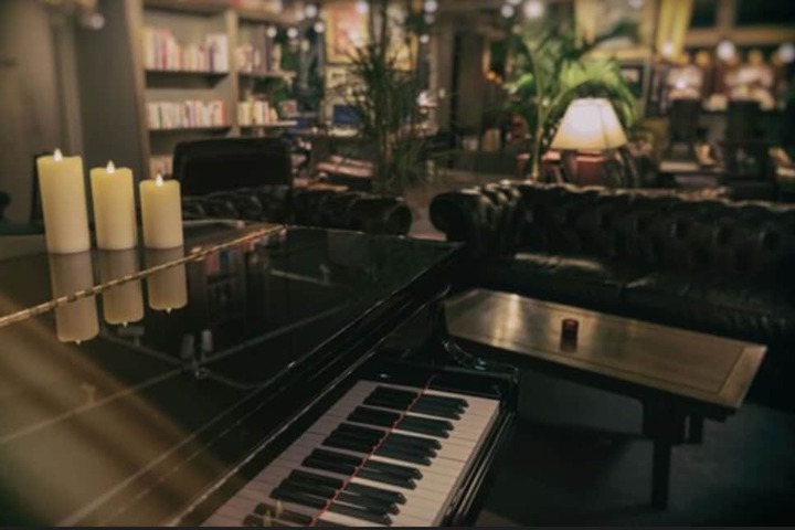 Lounge 83 of 127