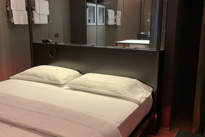 Room 11 of 32