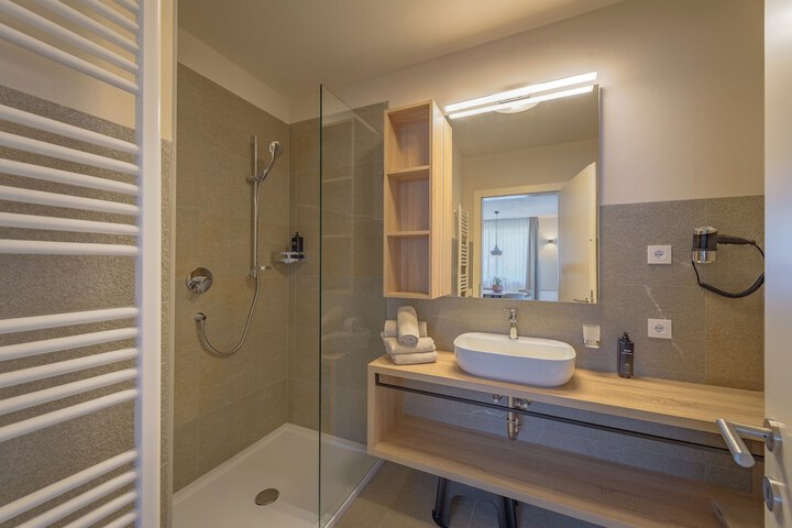 Room 35 of 208
