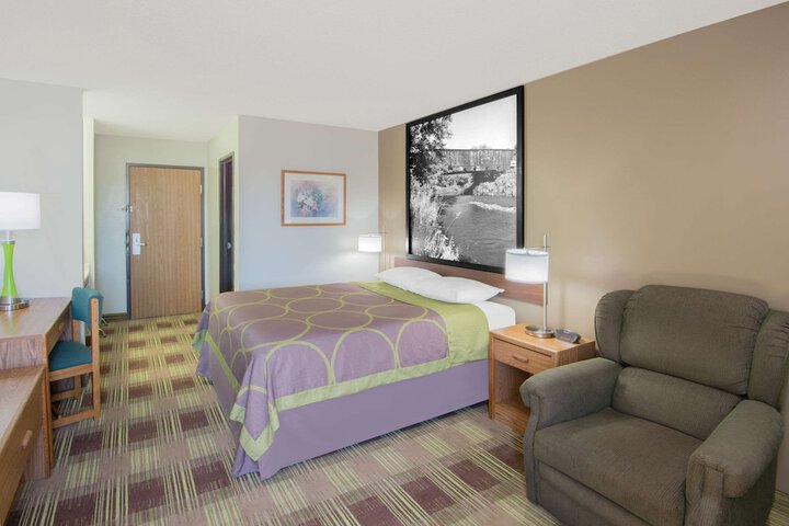 1 Queen Bed (6 of 12)