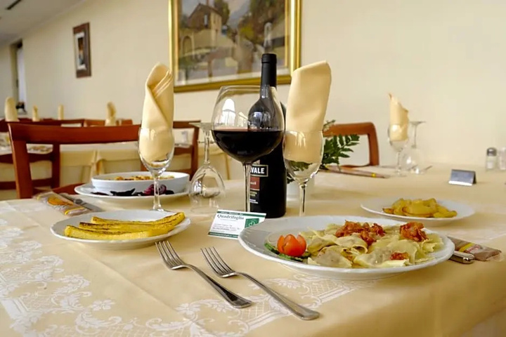 Dining 16 of 18
