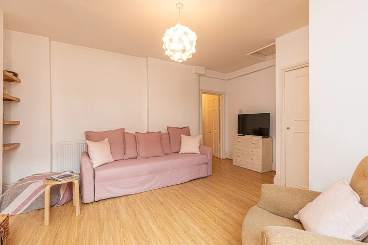 Room 6 of 18