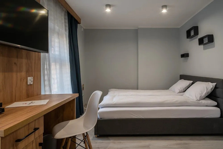Room 4 of 10