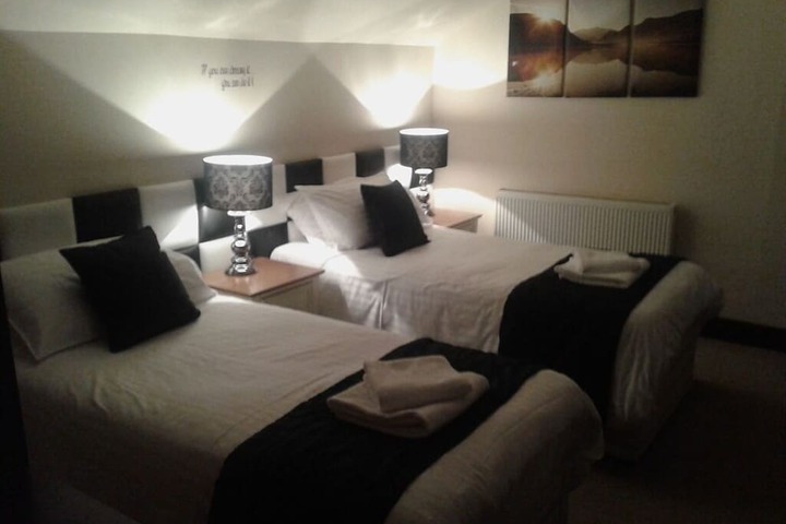 Room 4 of 16