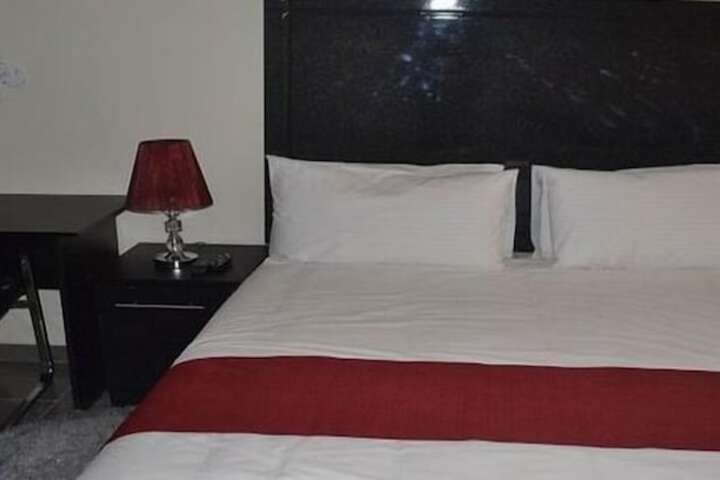 Room 3 of 10