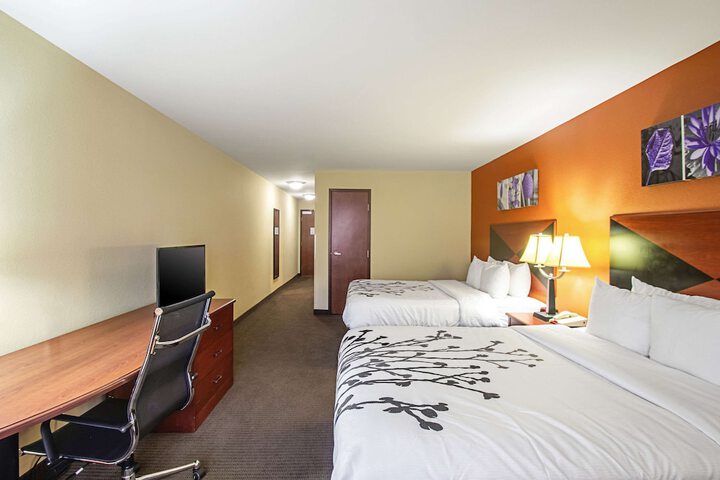 1 Queen Bed (5 of 9)