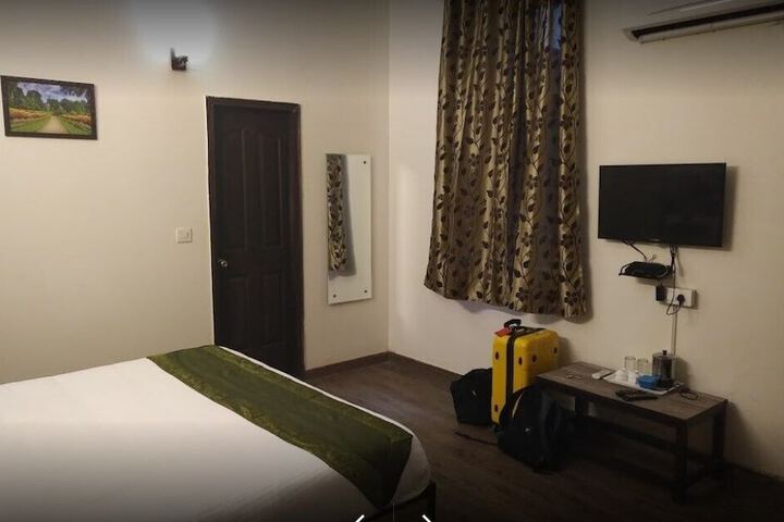 Room 11 of 25