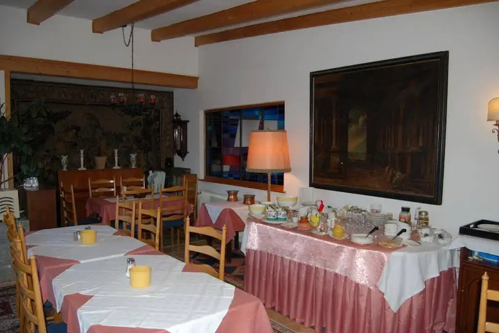 Dining 12 of 13