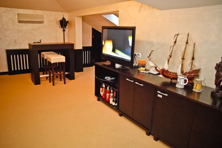 Room 5 of 8