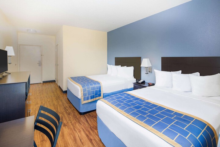 2 Double Beds (11 of 12)