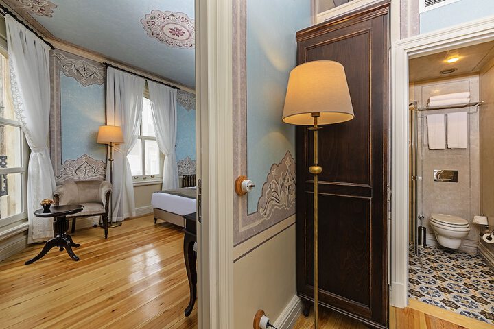 Room 15 of 83
