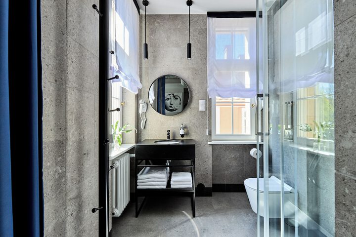 Room 32 of 48