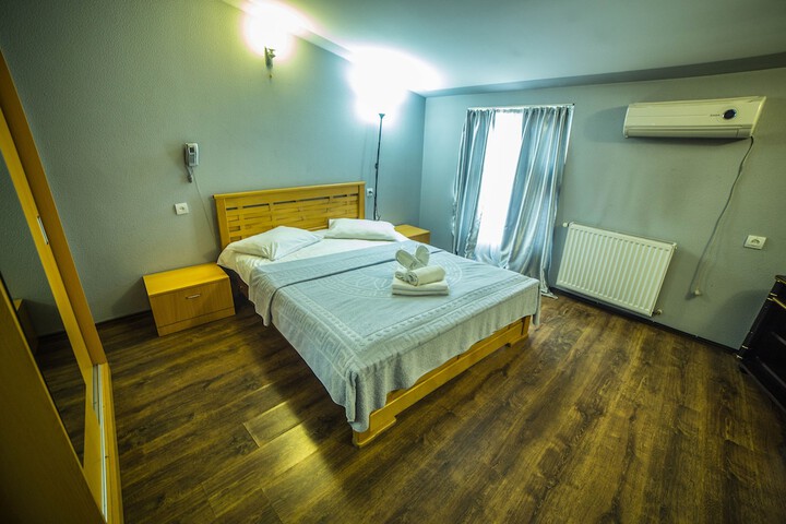 Room 3 of 94