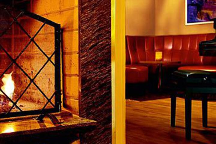 Lounge 4 of 14